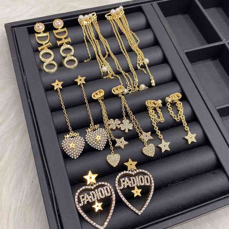 

Luxurys Designer Star Same Letter Earrings, Golden