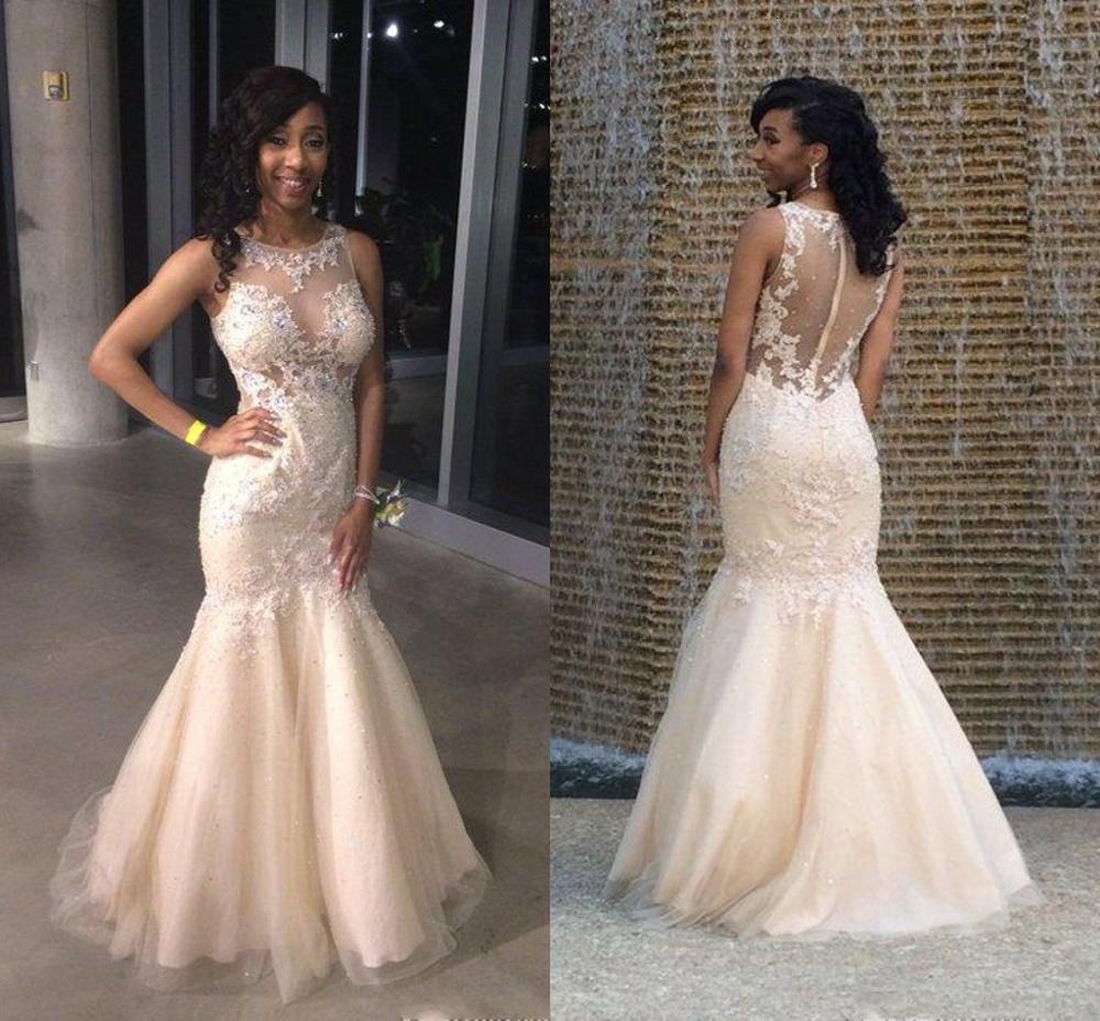 

2021 New Champagne Lace Appliques Festa Prom Es Dubai Sheer Crew Neck Illusion Button Back Mermaid Evening Gowns 7l1s