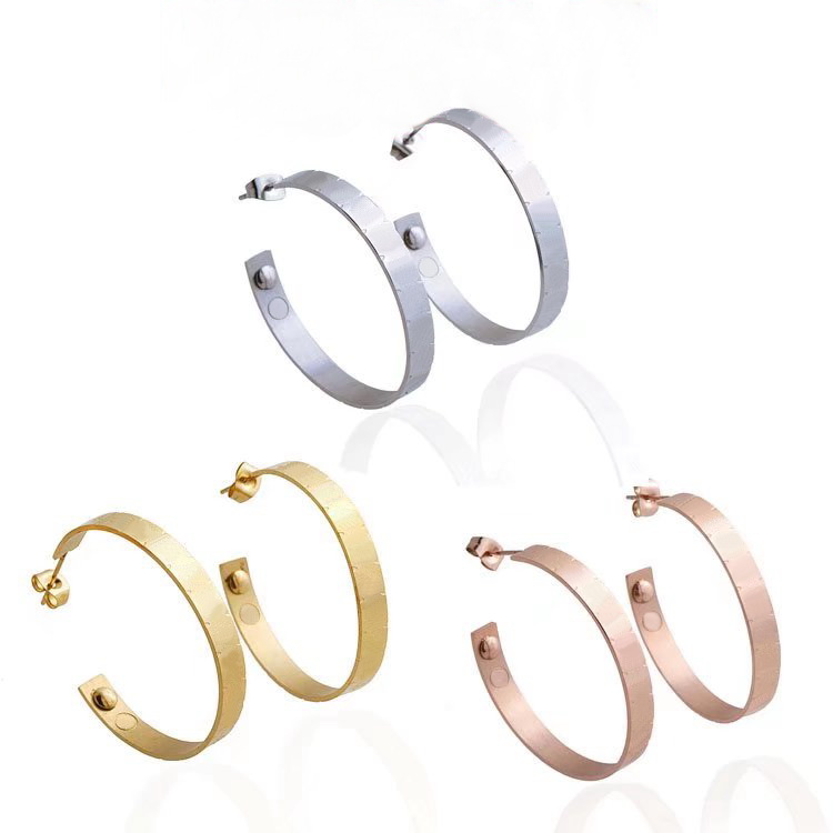 

Europe America Fashion Style Earring Lady Womens Gold/Silver/Rose-color Metal Engraved V Initials Flower Rivet C-shape Nanogram Stud Earrings 3 Color M00221