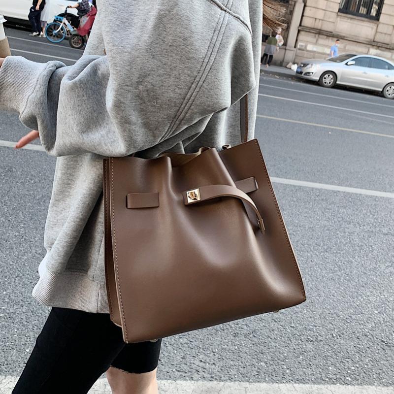 

The New Trend of Women's Bucket Bag Commuter Shoulder Bag Large Capacity Fashion Hundred Sloping, Black