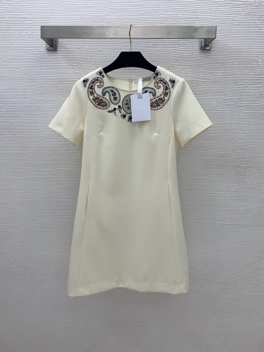 

dress 21 early autumn nail bead diamond heavy industry embroidery pattern, slim waist, round neck short sleeve, White;black