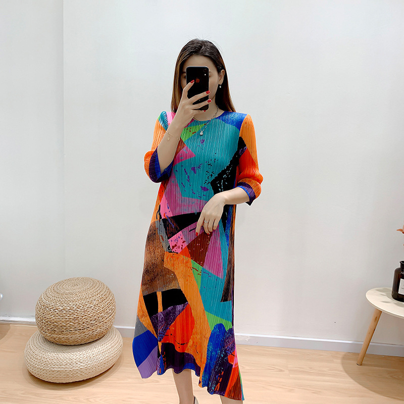 

2021 New Pleated Geometric Painting Print Fall Winter Round Neck Loose Slim Plus Size Women Long Designer Hxtq, Photo color