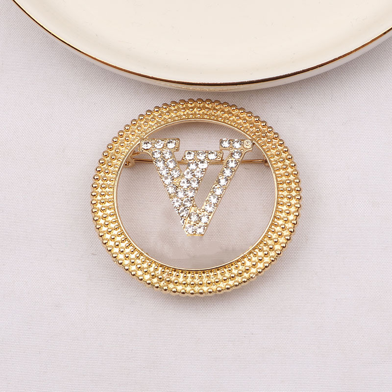 

Classic Retro Brand Luxury Desinger Brooch Women Crystal Rhinestone Letters Brooches Suit Pin Fashion Jewelry Clothing Decoration High Quali, Gray