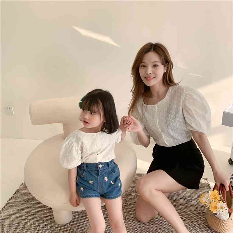 

Summer MOM and daughter fashion embroidery shirts puff sleeve lace all-match shirt Family Matching Outfits 210708, White