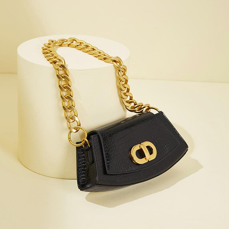 

Shoulder Bags Ladies Luxury Designer Chain Bag Printed Crocodile Underarm Design Flip Messenger Black Beige