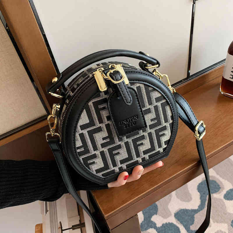 

2022 New Factory Wholesale Women's small round printing slant cross bags portable for women, One black