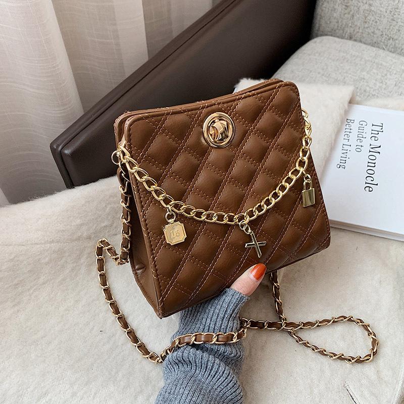 

On the new small bag women's bag 2021 popular new trendy diamond stiletto hundred-shoulder handbag, Black