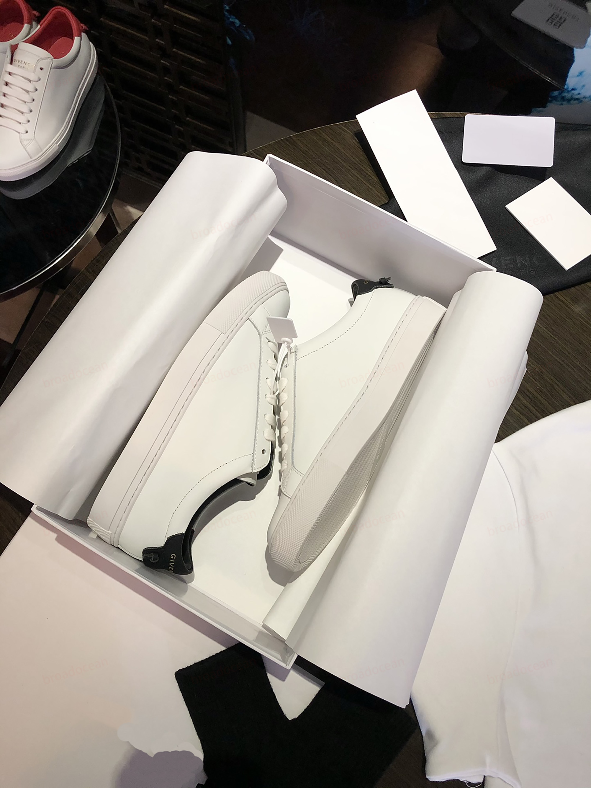 Concepteur Fashion Star White Shoes Couple All-Match Classic Color Couleur de la queue de Tail Correspondant Logo Vintage Soie Cowhide STYLE DE S