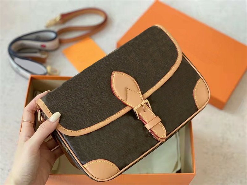 

Designer Women Alphabets Printing Diane Shoulder Bags Brown Color Stitching Flower Baguette Real Calf Leather Luxury Handbags Embroidery Long Strap Cross Body Bag, Other colors