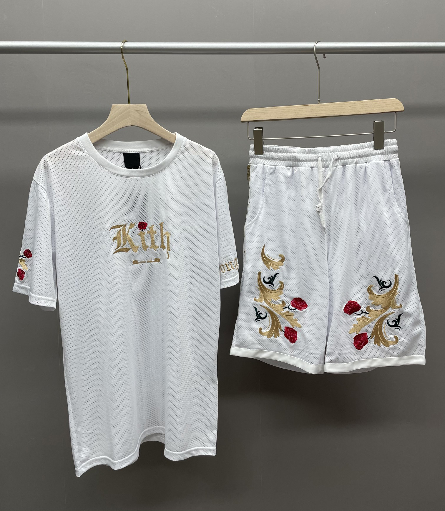 

21ss Europe United States mens track suit luxury new brand T-shirt and short High-quality fabrics Silicone stripe decoration advanced design style summer casual tops, White