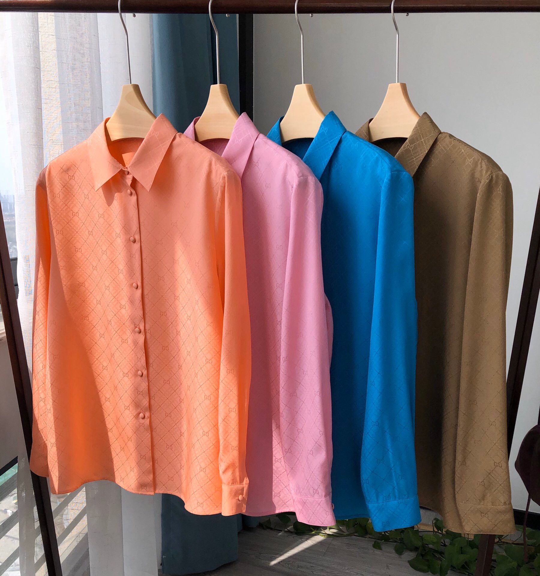 

2021 Summer Fall Long Sleeve Lapel Neck Blue Pure Color 100% Silk Silk Letter Jacquard Buttons Single-Breasted Blouse Women Fashion Shirt Q281426