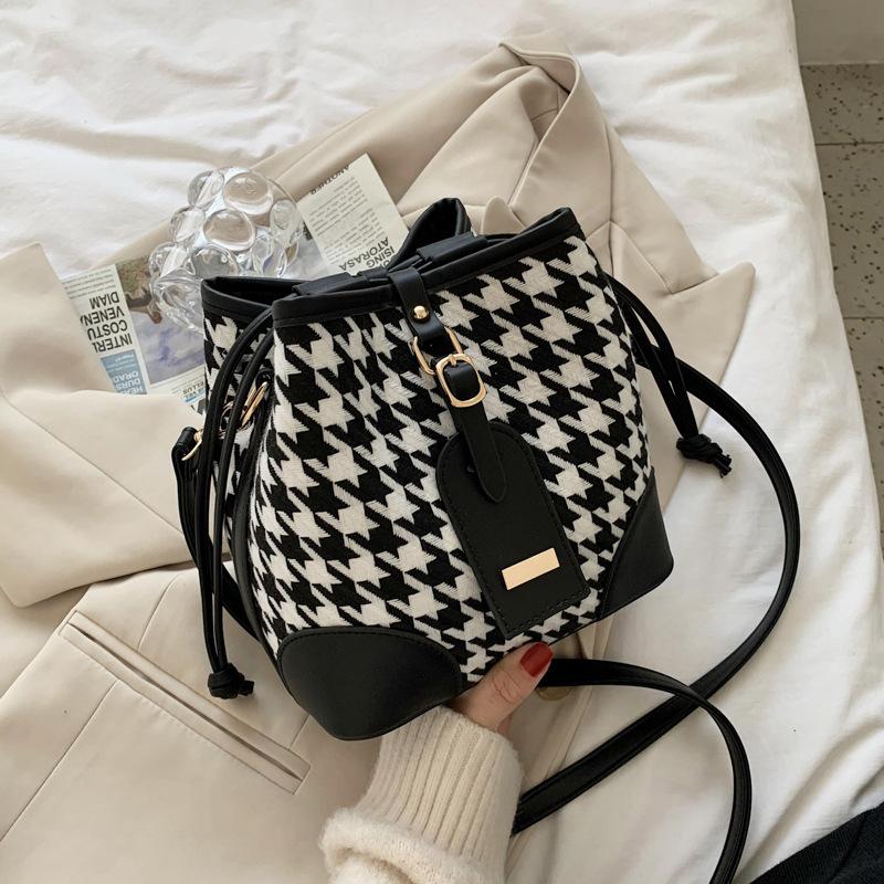 

Net red bag female 2021 spring new trendy shoulder bag fashion plaid messenger texture large capacity wild bucket, Black