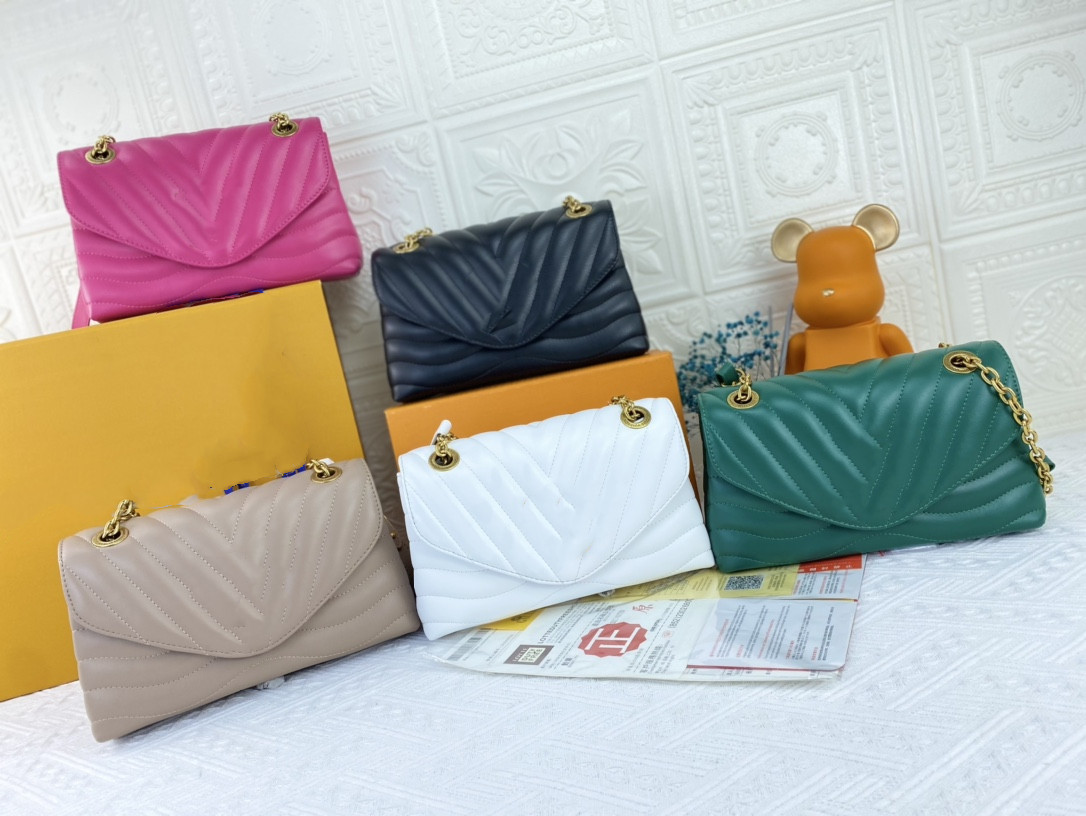 

Luxurys Designers crossbody bags for women Classic water ripple chain ladies shoulder bag black white size:24*14*9cm, Sold out