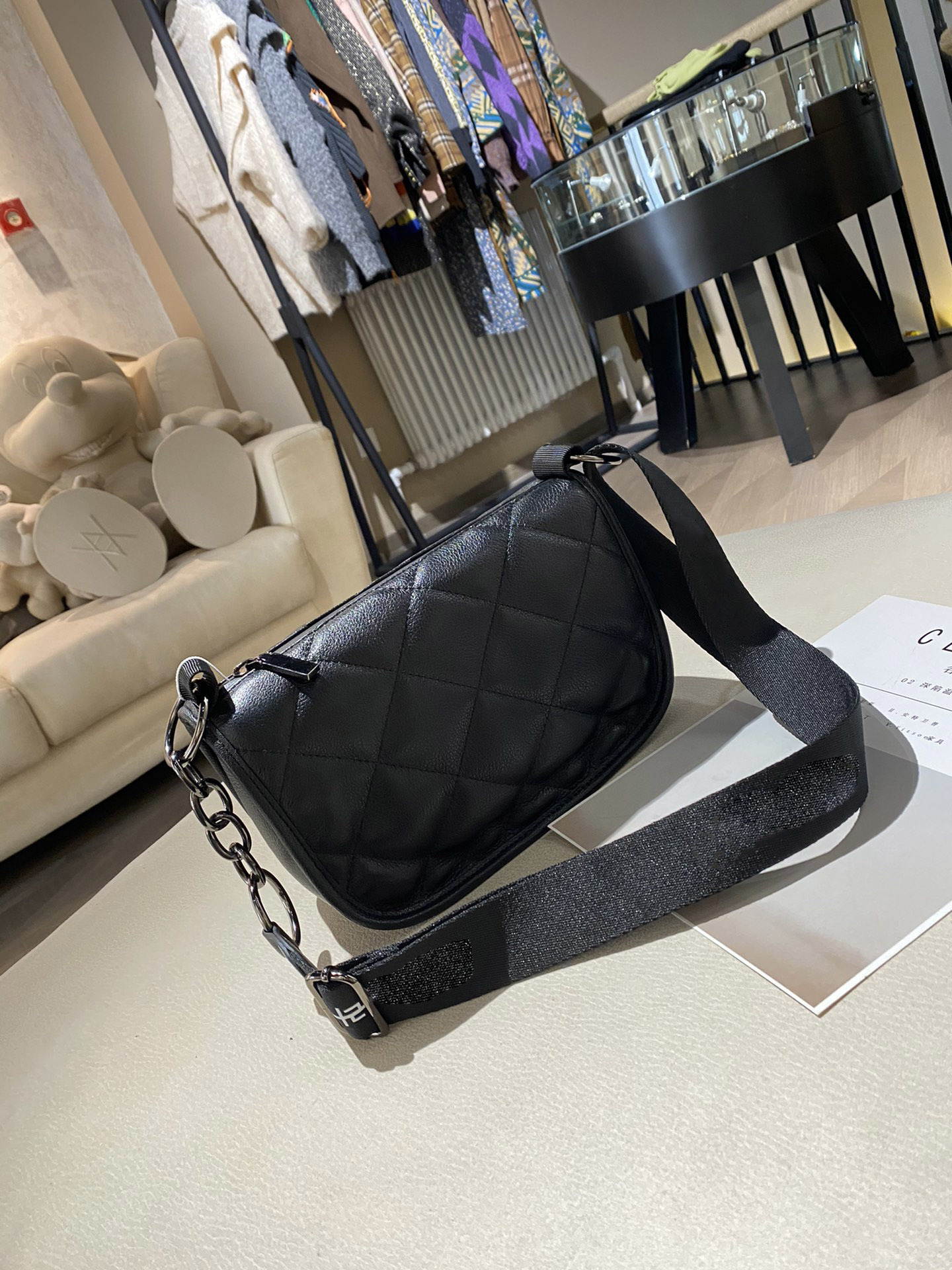 

2021 fashionable and beautiful ladies famous shoulder bag leather chain messenger bag fashionable 26*16cm1, Black