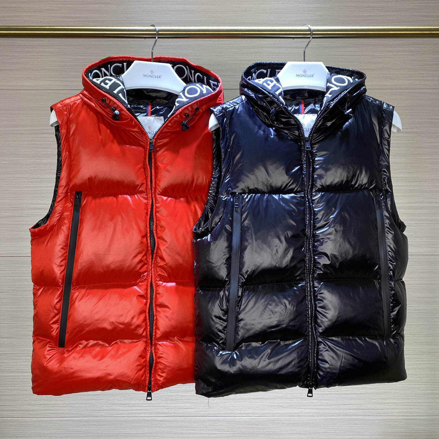 

Monclair Womens Down Vests Embrodered Letter Bandge Bright Face Style Mens Downs Vest Warm Outerwear, Black;white