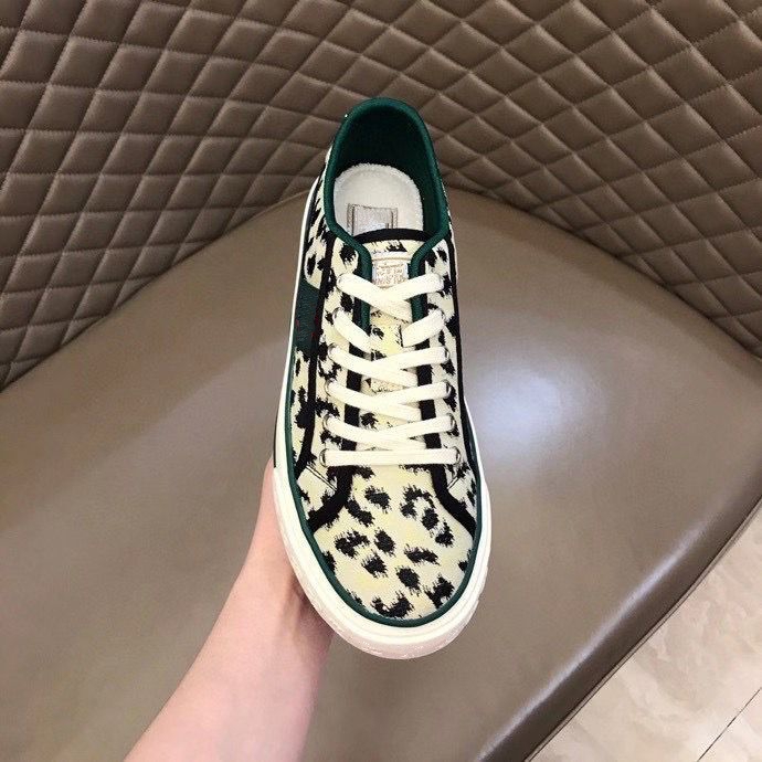 

The latest model of men sports shoes Designer designs men shoes Matching colors, Outdoor leisure travel ssneakers 35-46 RD057, 1 no box