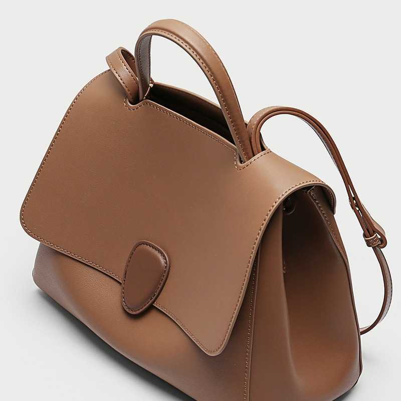 

Korean Xiaozhong hand-held cowhide simple one shoulder slanting Bag Fashion contrast leather commuting large capacity women's bag, Caramel color matching