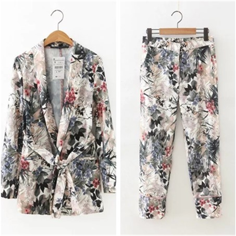

Two Sets of Spring Autumn Feminine European and Style Fashion New Print Belt Jacket Ladies Suit 319t