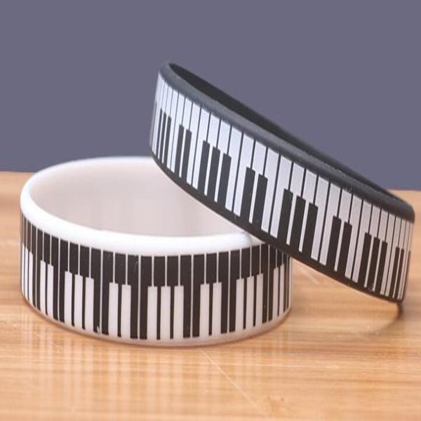 

Lot 50 Pcs Mix Popular Black White Wristband Silicone Promotion Gift Filled in Color Bracelet Creative Gifts Q0720