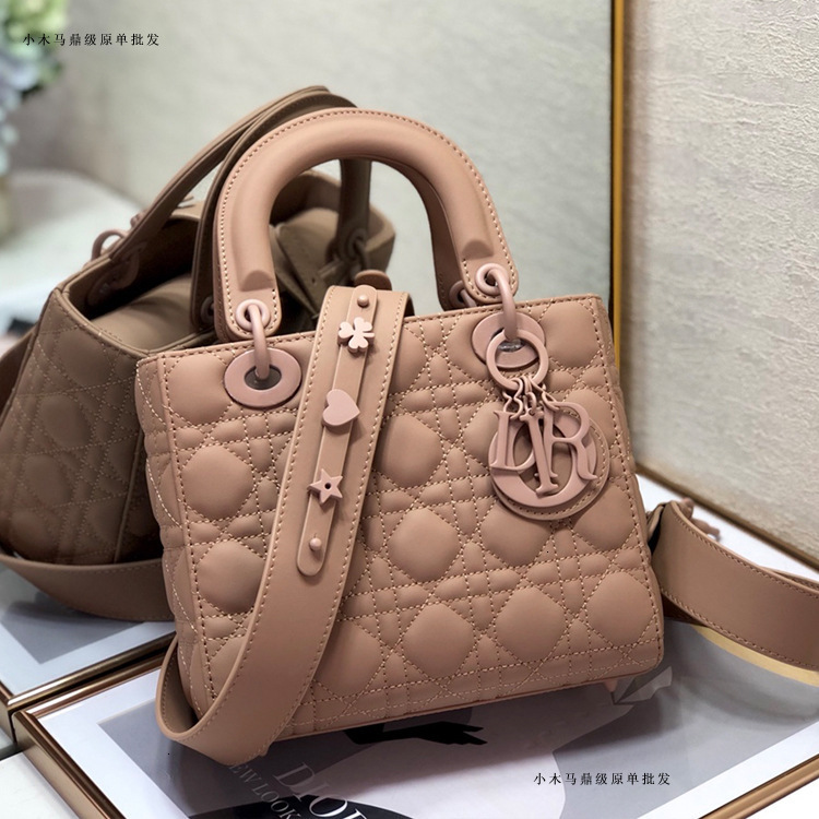 

Trojan Horse Lady Three Grid Cow Patent Leather Frosted Letter Badge Saddle Montaigne Tote Shopping Women's Bag 12T0