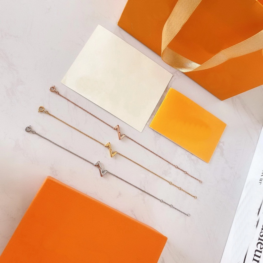 

2021 Europe America Fashion Jewelry Sets Lady Women Engraved V Initials Volt Pendant Necklace Bracelet Sets Q93809 Q95977, No original box