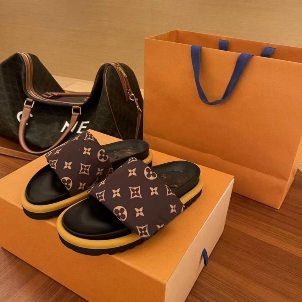 

Louis Vutton Bag Men Women Velcro slipper Bath Beach shoes BAS SA POOL Pillow Fashion Designers Flat Slides Flip Flops Summer Loafers Beachwear Slippers 21