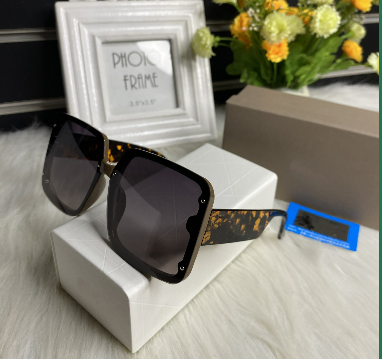 

Women Sunglasses Fashion Style Square Frame Polarized Ladies Sunglasses Unisex Sunshade Goggles Suitable for Four Seasons Beach Driving Squares Whit Box
