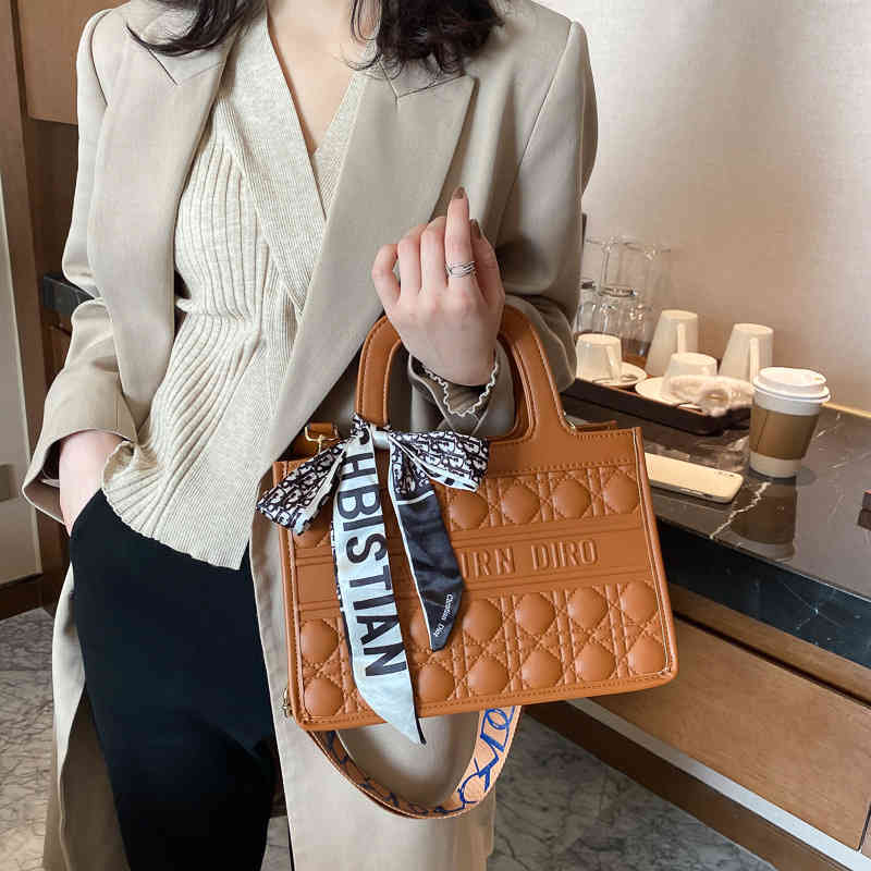 

2022 Latest Handbag Factory Store Red Wedding Tote Women's Large Capacity Bride Minority Portable Tote, Festive red large (custom scarves)