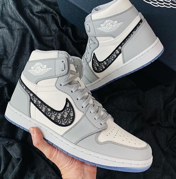 

19SS CÃ²nvÃ¨rsÃ¨ air DÃ¬Ã²r JÃ²rdÃ n 1 Paris Homme christmas KÃWS AJ oblique 03618 Basketball Casual Trainers Luxury Designer Triple S Sneakers canva