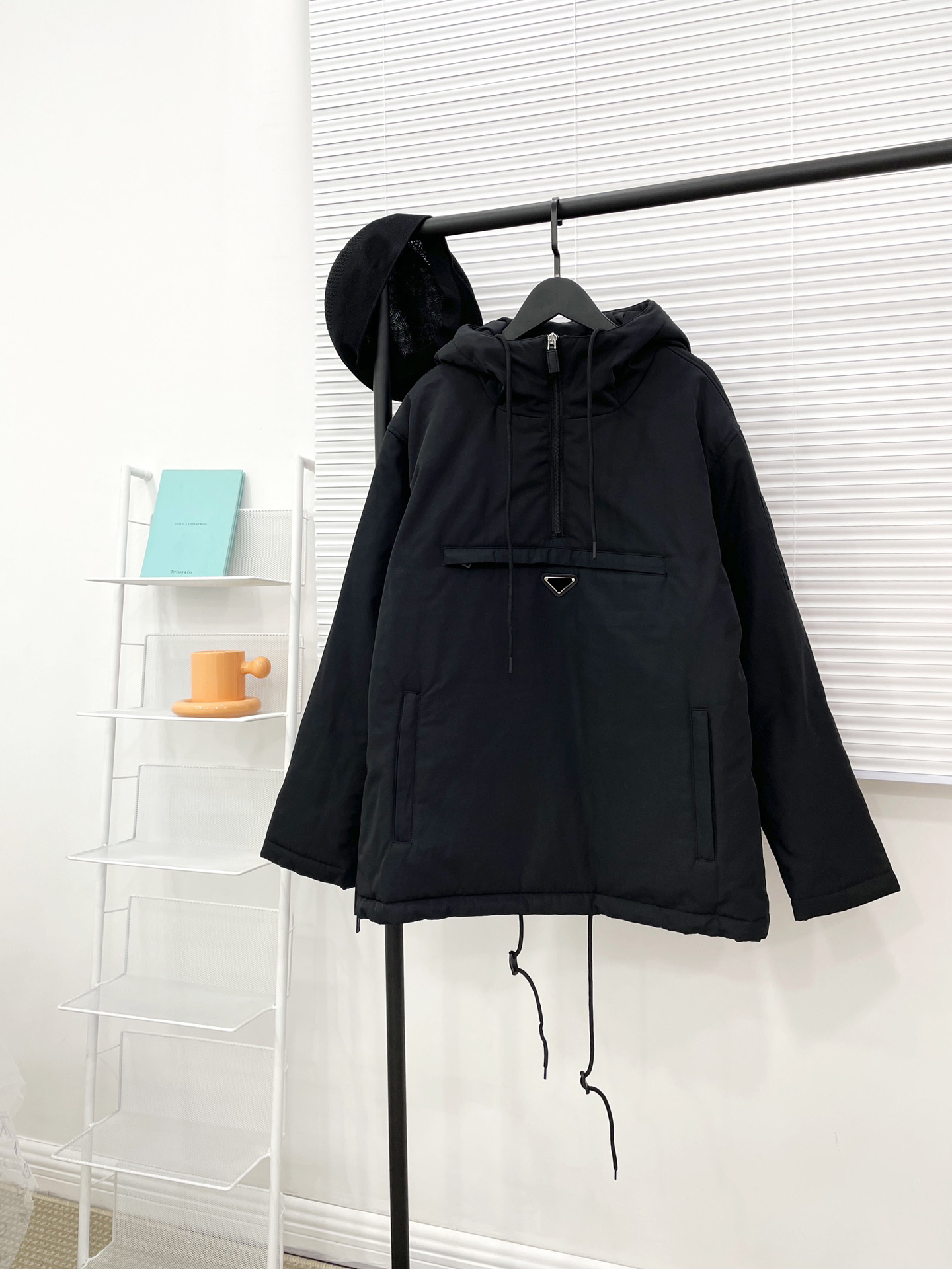 

2022 American women hoodie tops sexy luxury sweatshirt long sleeve womens tops Tanks comfortable short chest logo embroidery Inverted triangle badge coat, Black