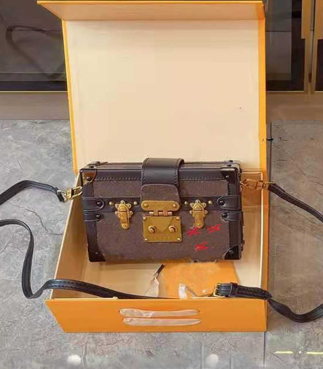 

Petite Malle Chain Clutch Bag Women Designers Purse Houlder Box Totes Handbags Cross Body bags crossbody bags, Red