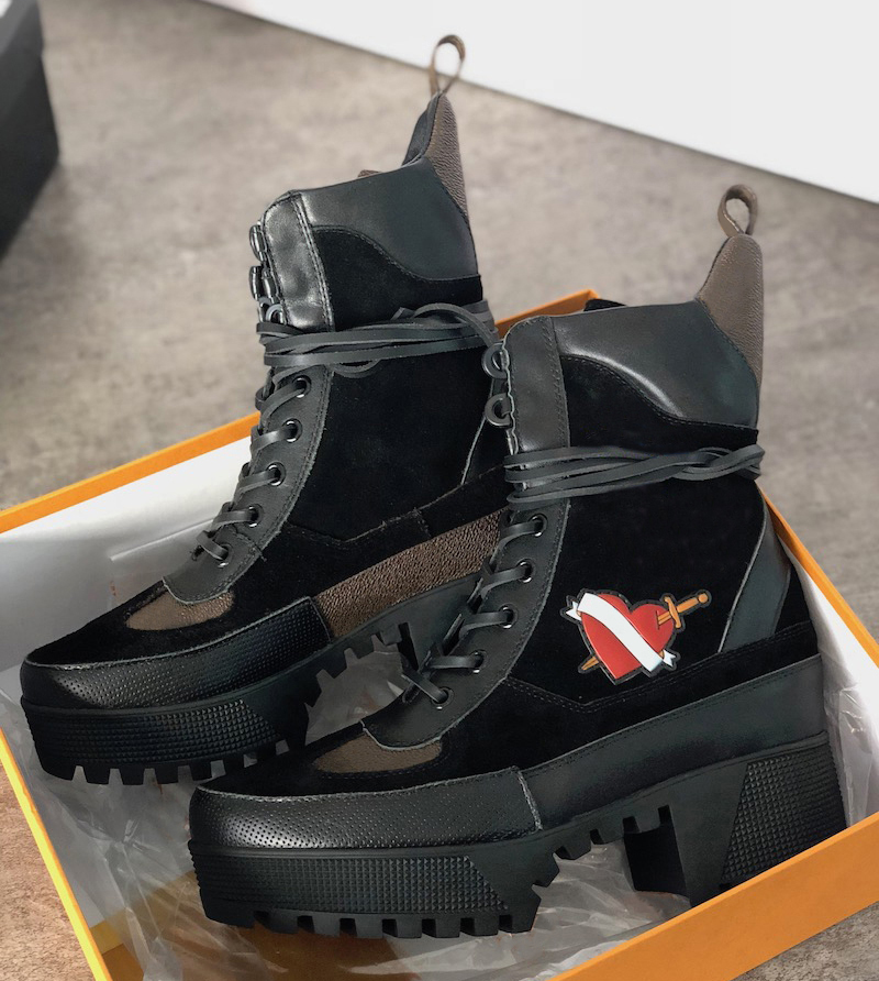 

Women Designer Boots Martin Desert Boot Flamingos Love Arrow 100% Real Leather Medal Coarse Non-Slip Winter Shoes Size US5-11