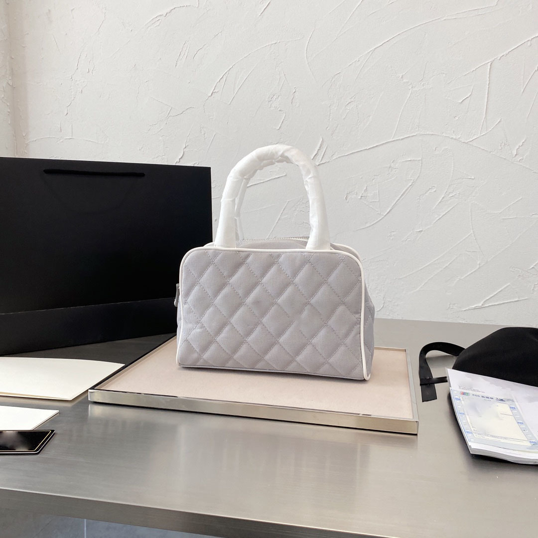 

The tasteful style of leather For mobile phones and headphones and other small fashion bags 27 17cm, White