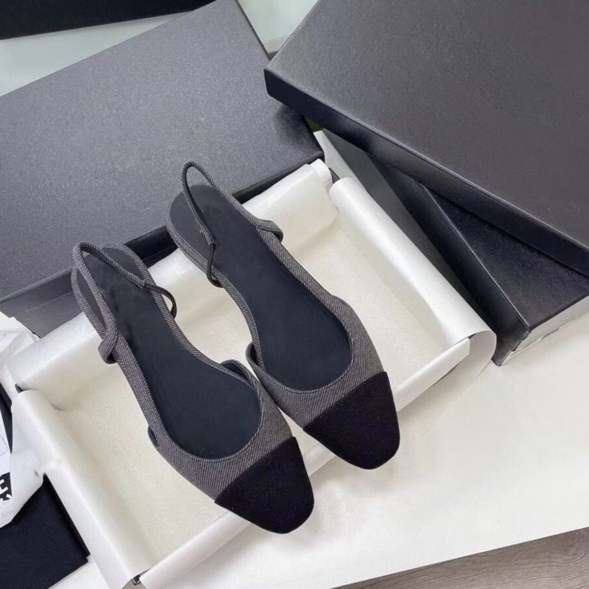 

2021 Designer low heel summer women sandals genuine leather sexy ladies Comfort Outdoor shoes simple Mary Jane Retro Horsebit womens Patchwo, Black