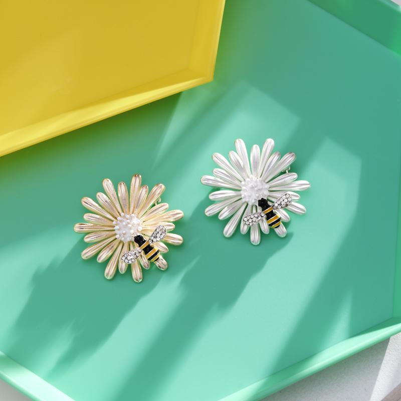 

Pins, Brooches 2021 Elegant Bee Flower Rhinestone Animal Brooch For Women Wedding Party Crystal Badge Statement Wholesale Jewelry Gift, Gray