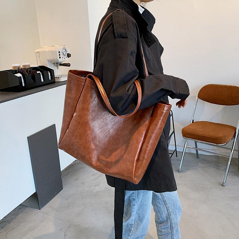 

High-quality Leather Retro Large-capacity Bag Female 2021 Spring New Trendy Fashion Lady Shoulder Bag Casual All-match Tote, Black