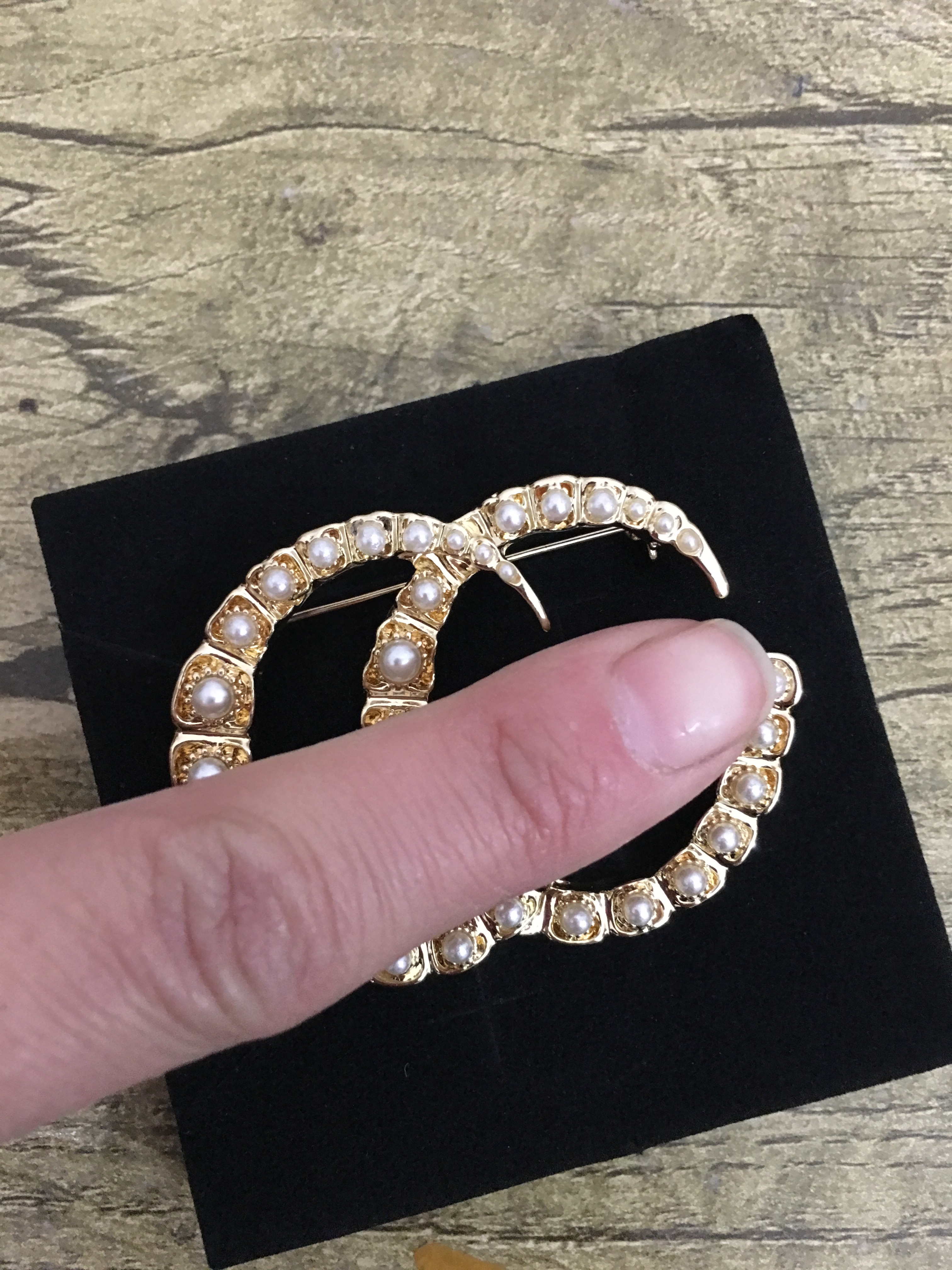 

2021 European and American catwalk personality retro diamond letter brooch female jacket pearl corsage fashion accessories women