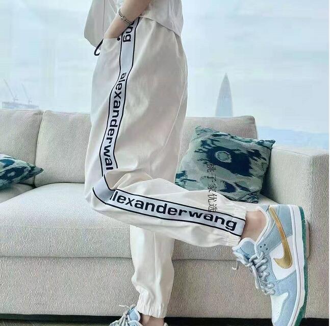 

The monogrammed sportswear pants for spring and summer 2021 are stylish, relaxed and comfortable with the same style as web celebrity, 01