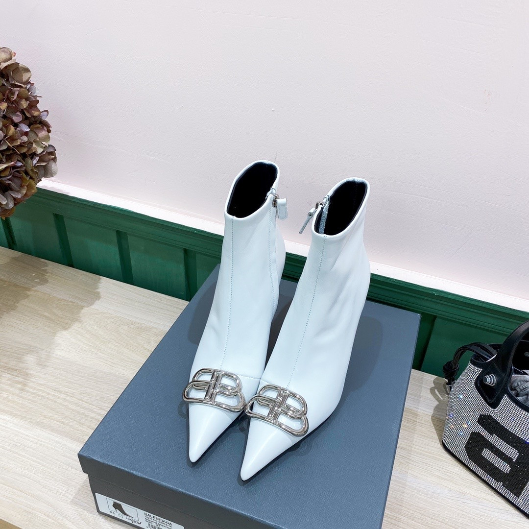 

The most perfect design fashion front zipper short boots sexy collocation with 4.5 cm tall white black red Wholesale Half Boot Size 35 to 40 1119, 01