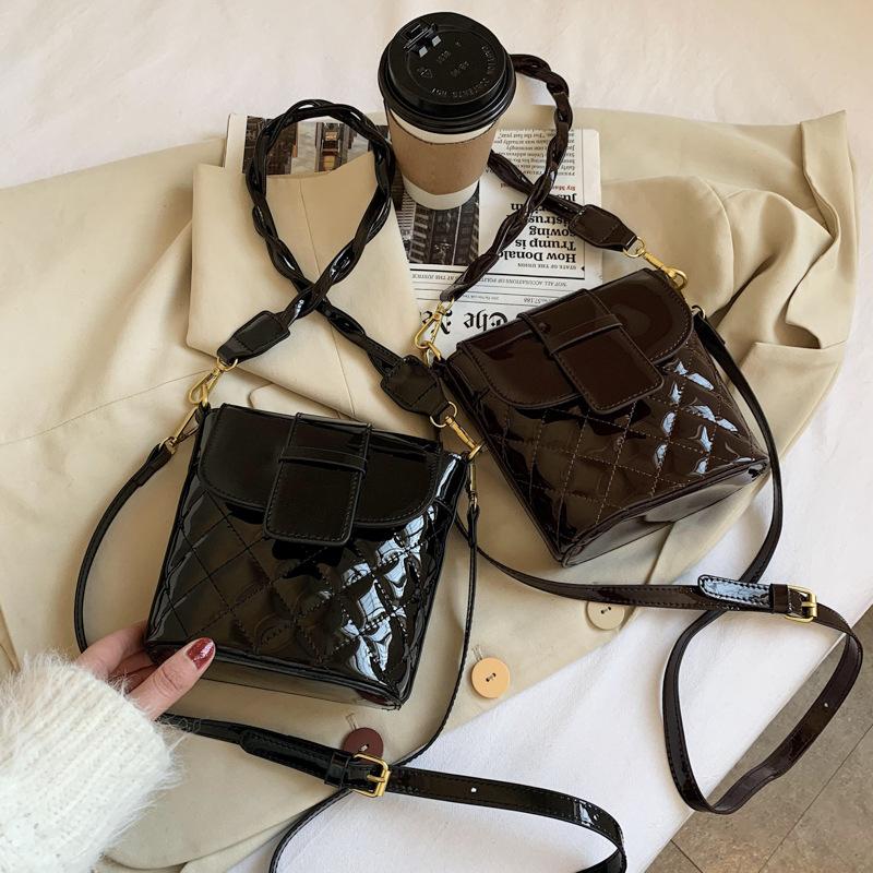 

Online celebrity texture patent leather bag women's bag shoulder messenger western style underarm bucket, Black