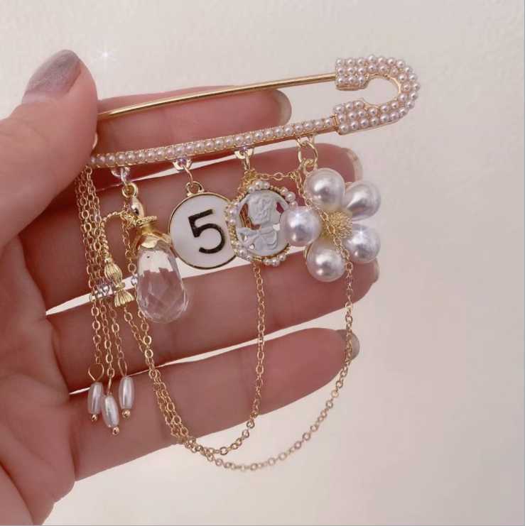 

Pins, Brooches Women Brooch Ins Trend Temperament Wild Fashion And Elegant Pin Fixed Clothes Accessories, Gray