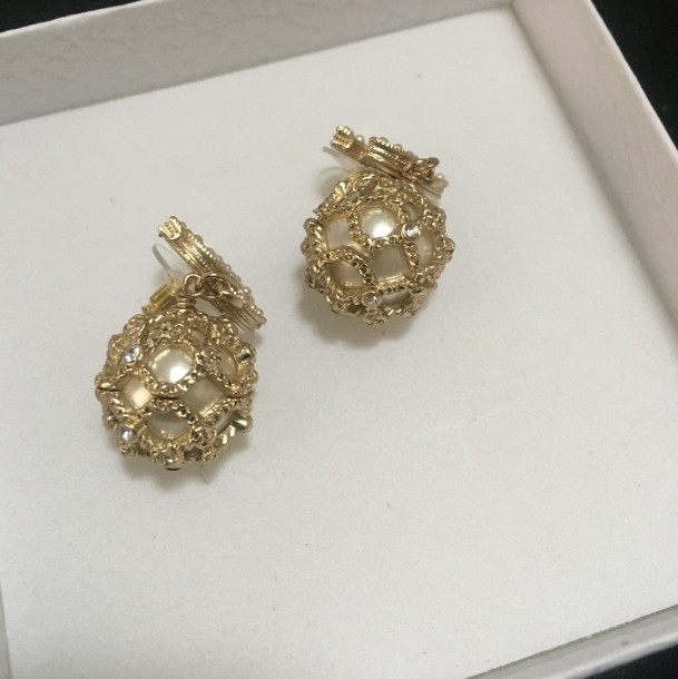 

Designer hollow Earrings 2021 new gold pattern fashionable Ball Earrings with box free shipping 0304, White