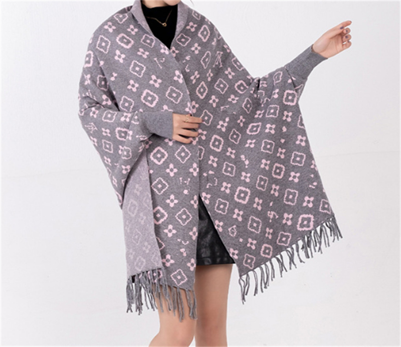 

2021 Cape Cape women's new spring and winter knitted tassel cardigan bat-style cape outside