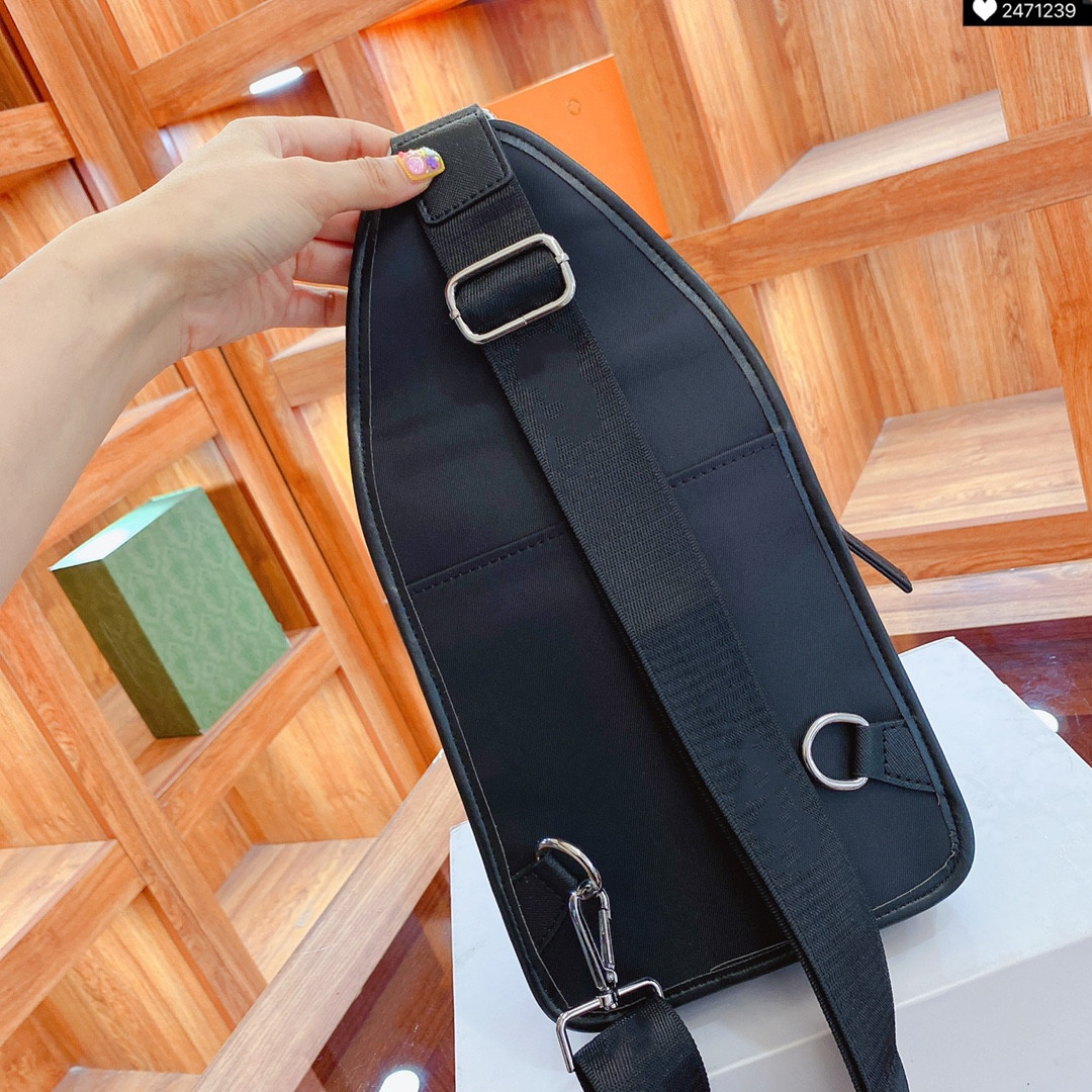 

Fashion Mens Black Chest Bags Designers Crossbody Cycling Shoulder Bag Unisex Medium Size Purses Zipper Pockets Triangle Pattern PD21080401, White