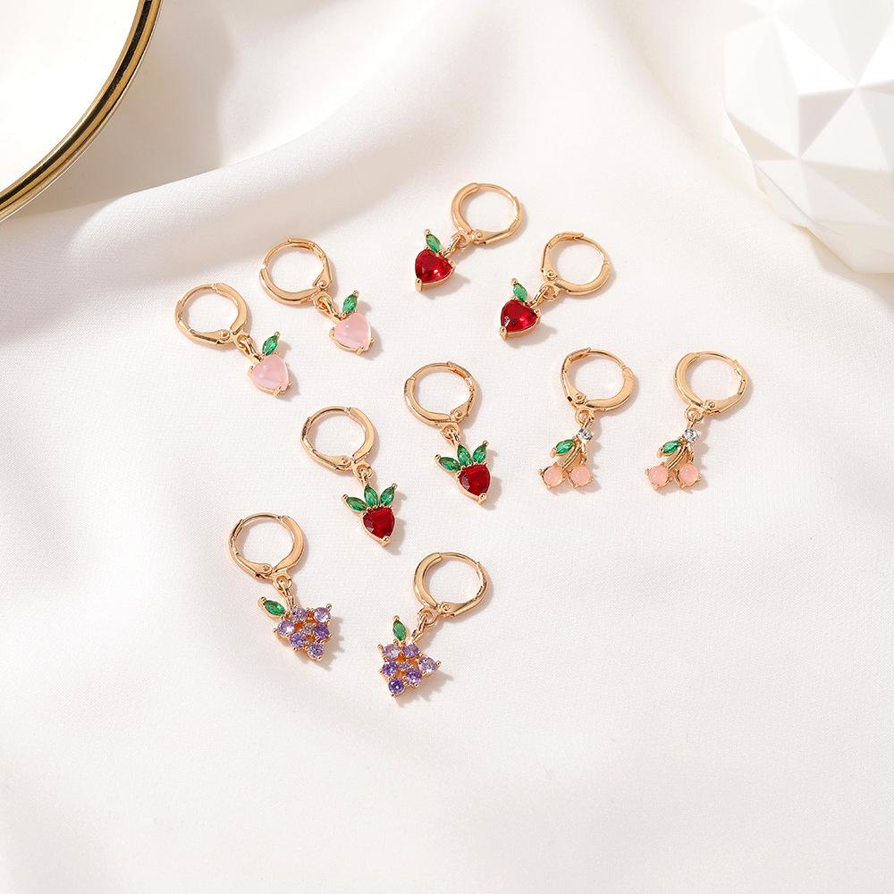 

Small fresh fruit earrings sweet crystal peach strawberry grape earrings personality art student earrings