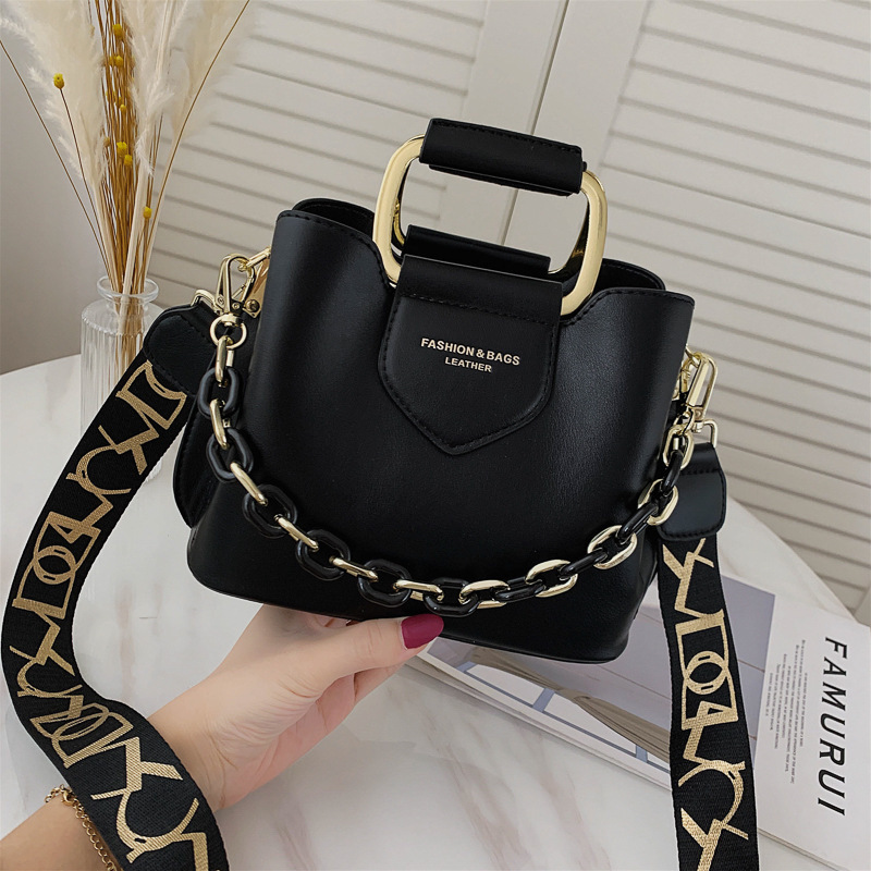 

Fashionable texture messenger women's autumn new versatile ins small square hand commuting Bucket bag