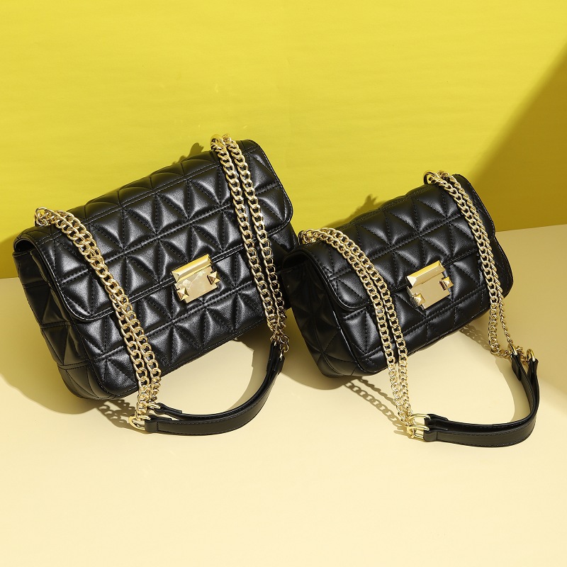 

Stylish and exquisite one shoulder crossbody bag 2021 fashionable women's triangular diamond chain small square bags, Black small