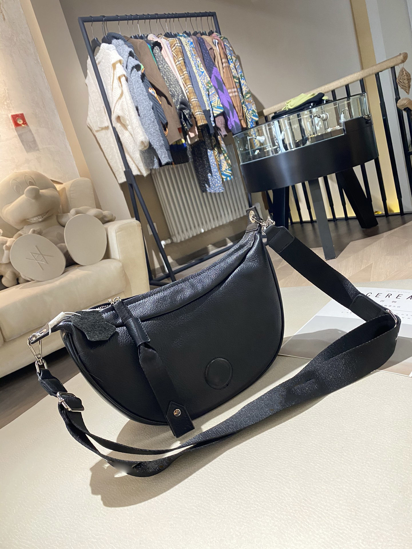 

2021 fashionable and beautiful ladies famous shoulder bag leather chain messenger bag fashionable 33*20cm1, Black