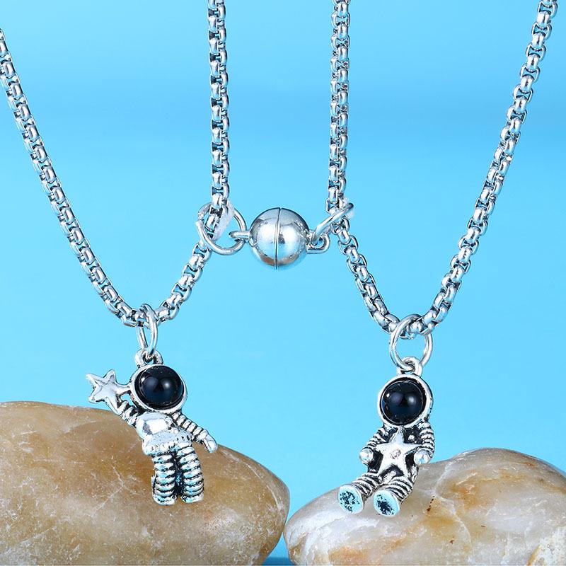 

Pendant Necklaces Fashion Astronaut Couple Necklace Magnet Attract A Pair Of Long-distance Love Gifts Hip-hop Style Valentine's Day