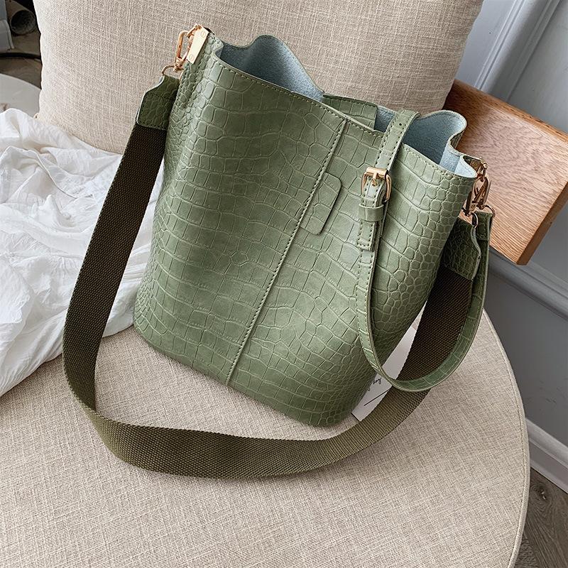 

Big bag 2021 new fashion wide shoulder strap stone pattern single shoulder messenger bag large capacity bucket female, Black